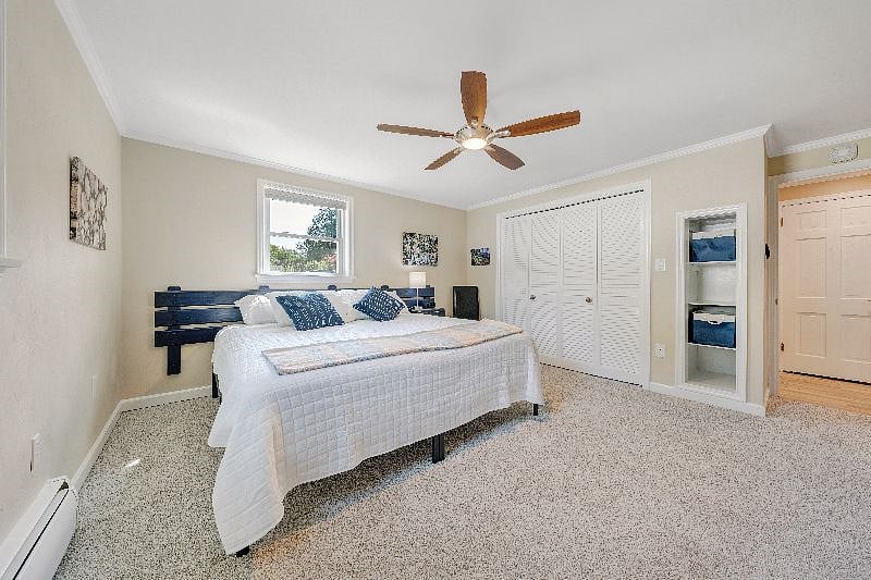 Bedroom with king bed (or make into 2 xl twins)