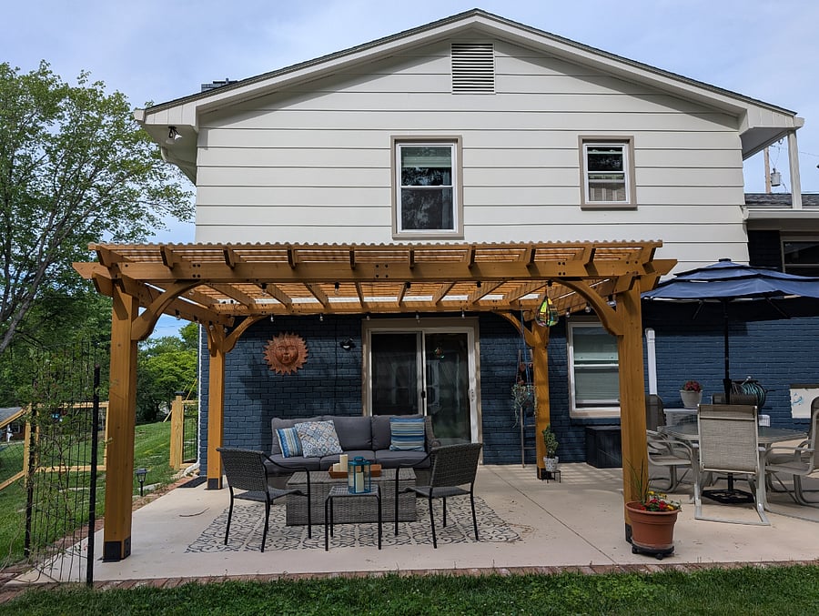 Back Patio pergola, table, fire-pit, yard games - space shared with owners.