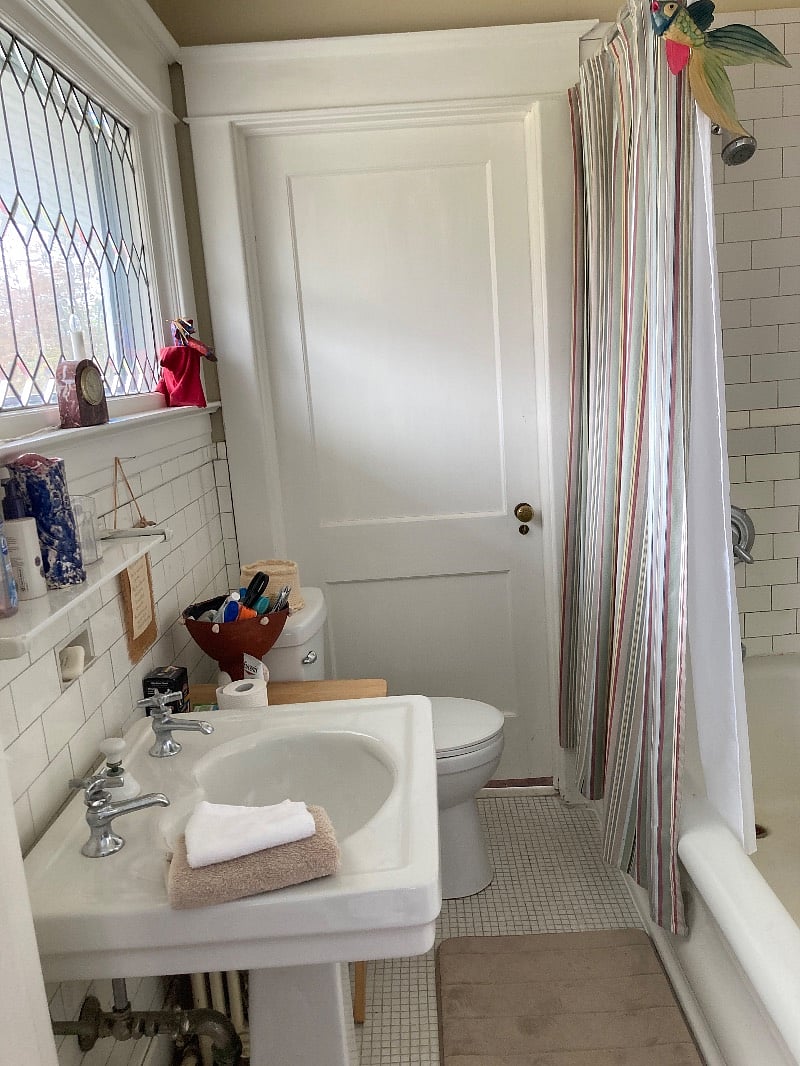 Jack n Jill bath w pedestal sink, tub and shower. Serves cheetah and bicycle bedrooms.