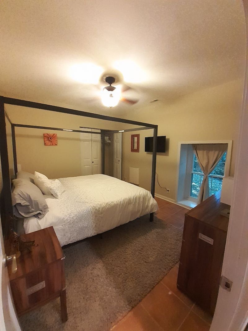 King size bed with memory foam/gel mattress! Roku HD TV. Lots of light. Yes there are blackout shades.