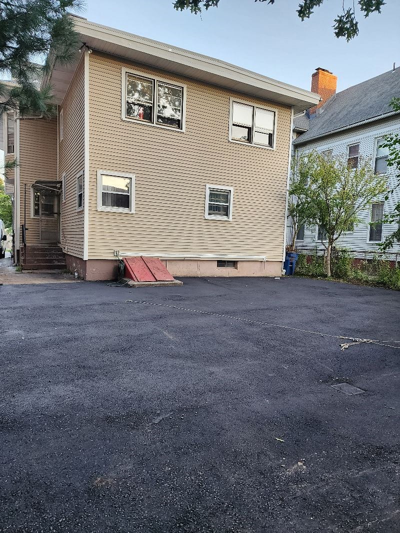 Parking spaces and private entrance from the parking spaces.Ve