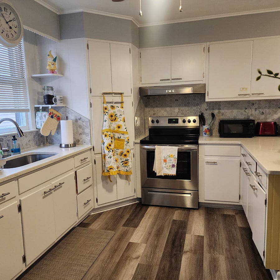 Full Kitchen ready for Spring.