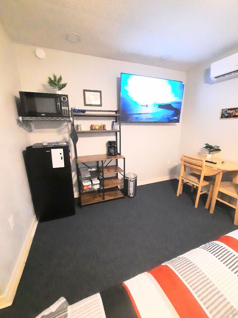 Kitchenette tv dining