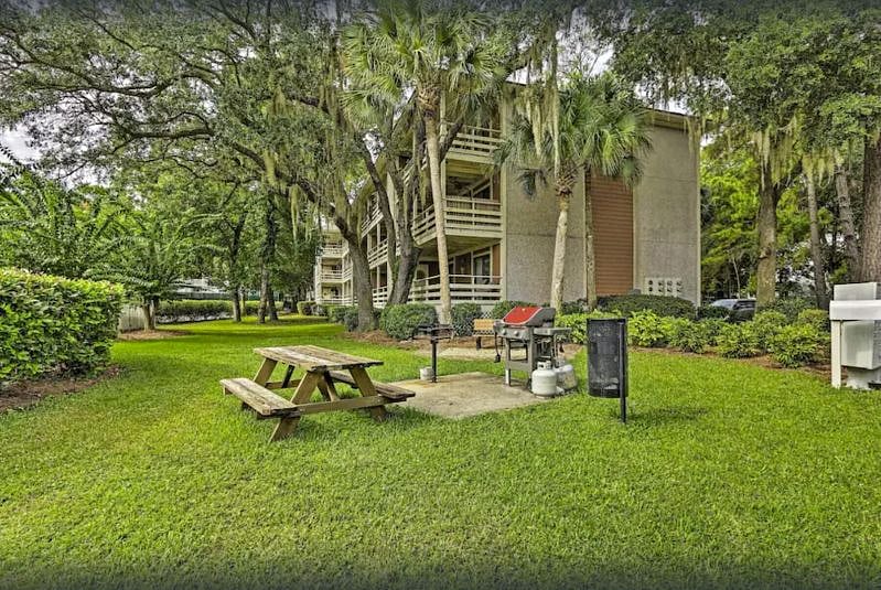 Picnic tables and both gas / charcoal grills immediately adjacent to villa and also located throughout property.