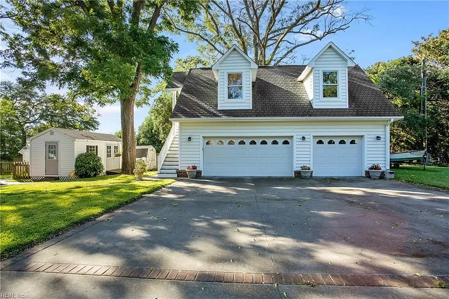 1 Bedroom apartment above separate garage.
