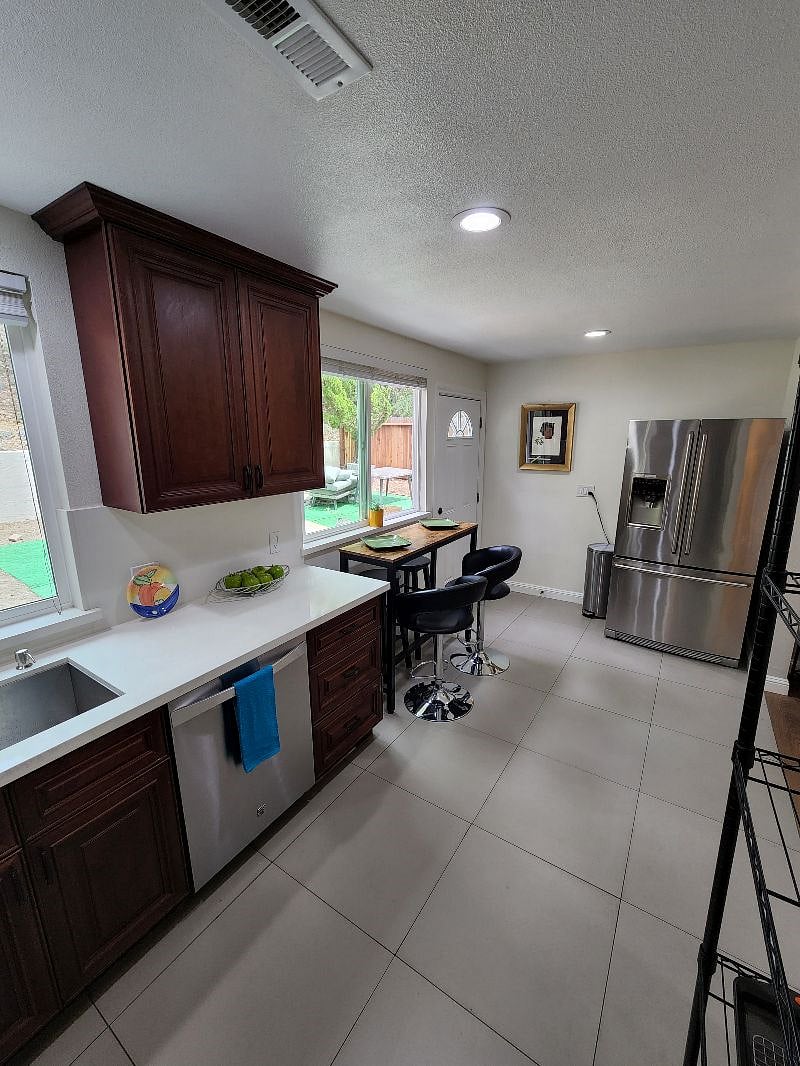 Fully Stocked Kitchen w/ Stainless Steel Appliances