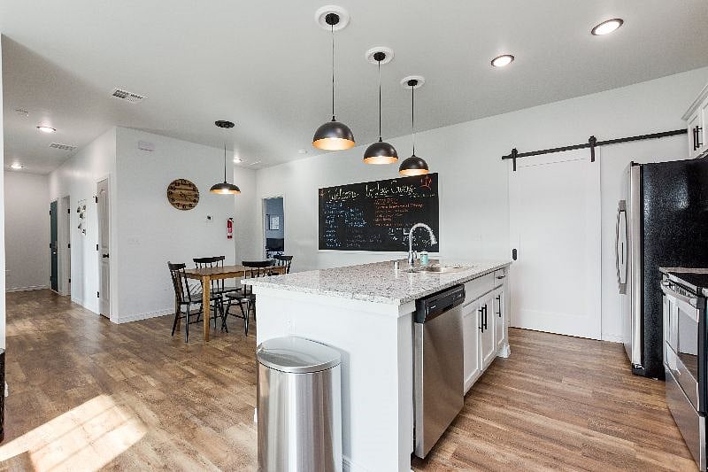 Furnished Finder property 401931_1 photo 8
