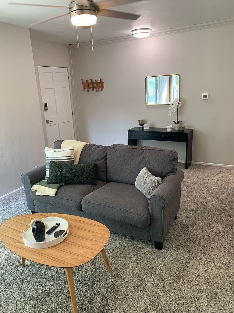 Spacious entry from the front door into the main living area