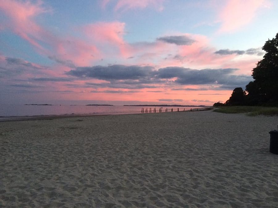 Ten minute drive to great Beverly Beaches .