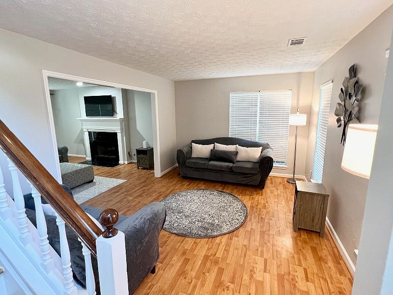 Furnished Finder property 402088_1 photo 2
