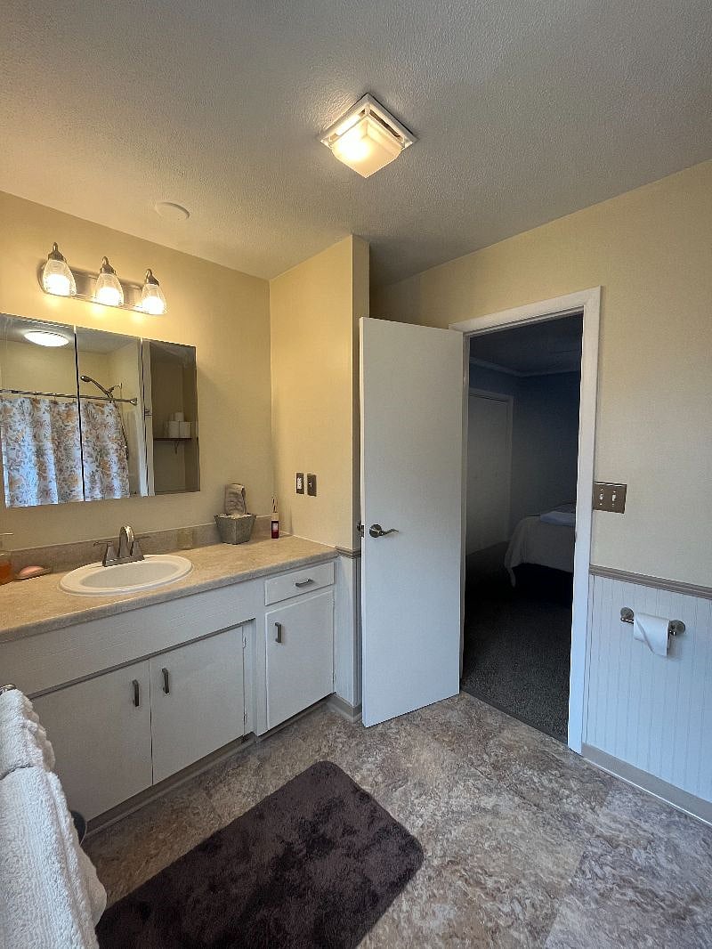 Bathroom 1 - Full