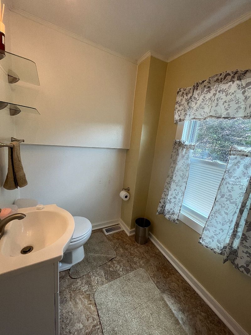 Bathroom 3 - 1/2