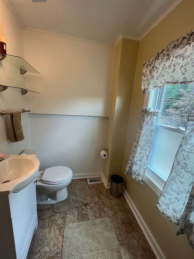 Bathroom 3 - 1/2