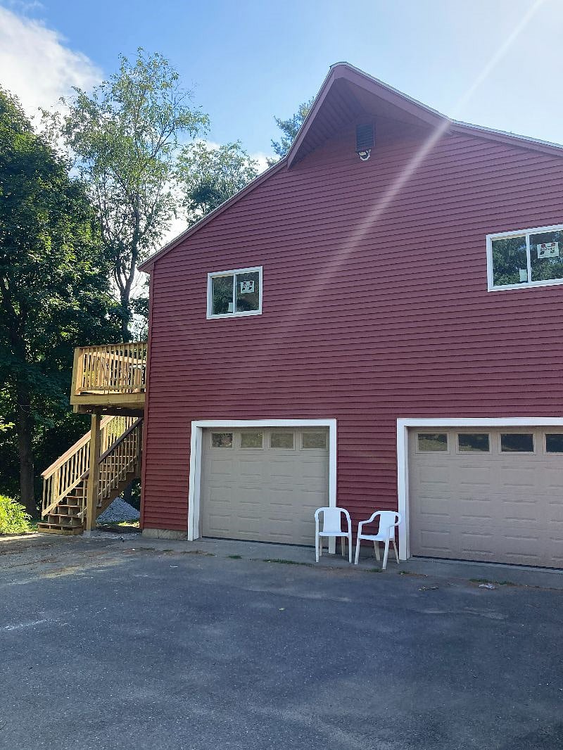 Right garage stall is available for tenant