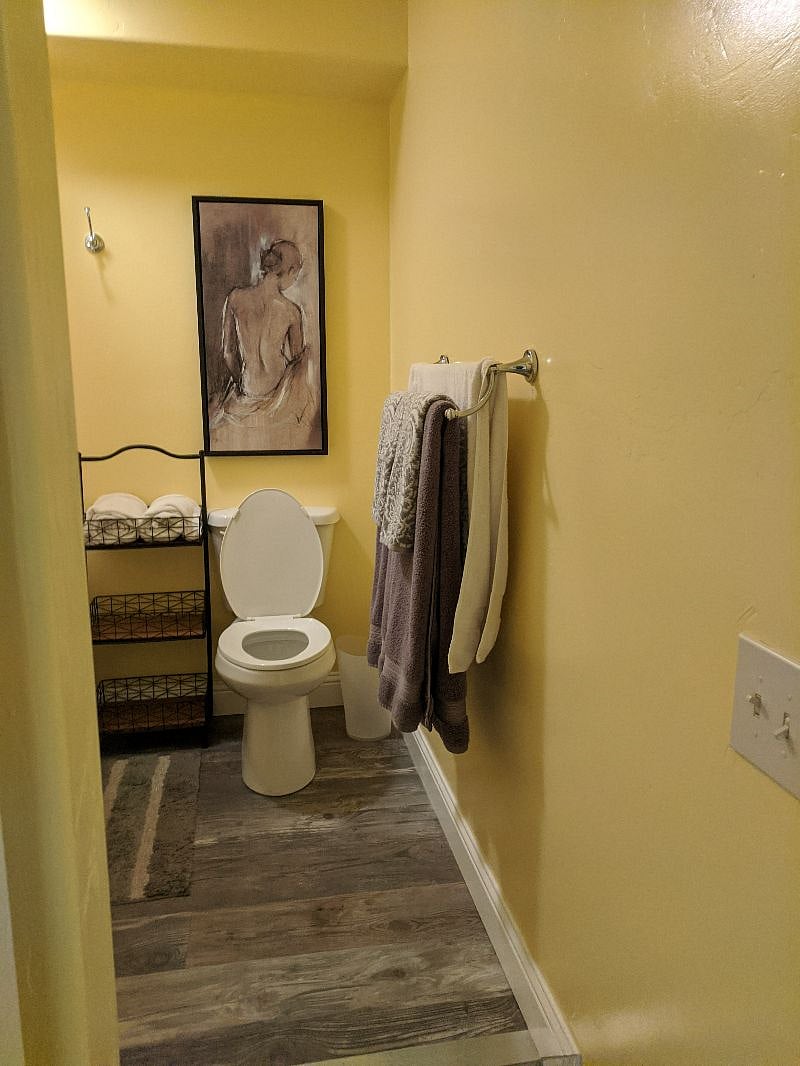 First view into the bathroom.