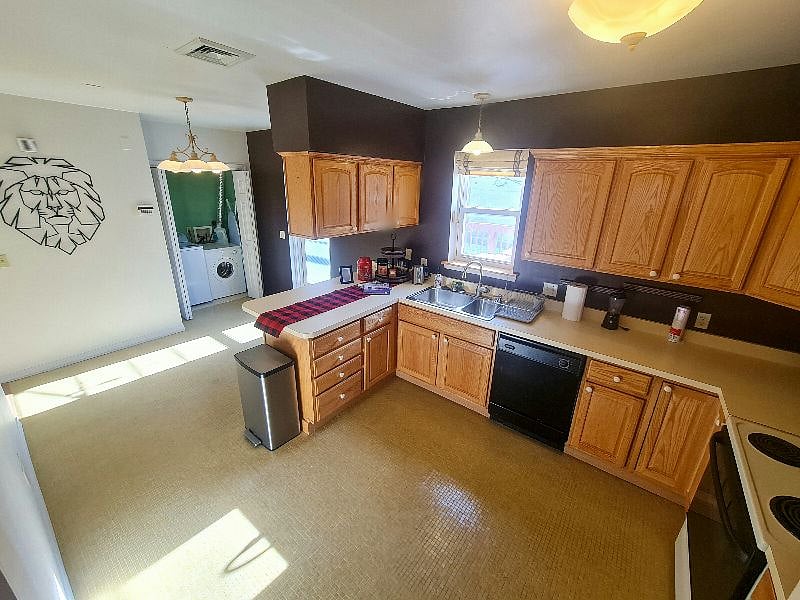 Shared Full Kitchen @ Property 2 (Near Capitol) -- Only accessible to rooms at property 2 (Including Wanderlust/3 & Phoenix/4)