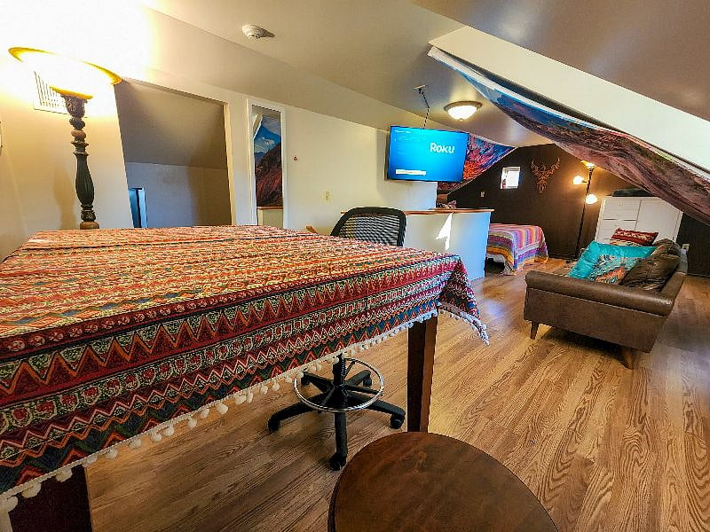 SUITE 4/Phoenix Suite -- $1850/month CASH (@Property 2 - Near Capitol), available 4/22