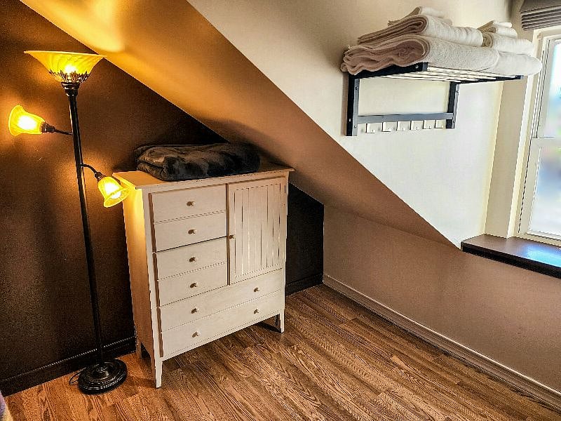 SUITE 4/Phoenix Suite -- $1850/month CASH (@Property 2 - Near Capitol), available 4/22
