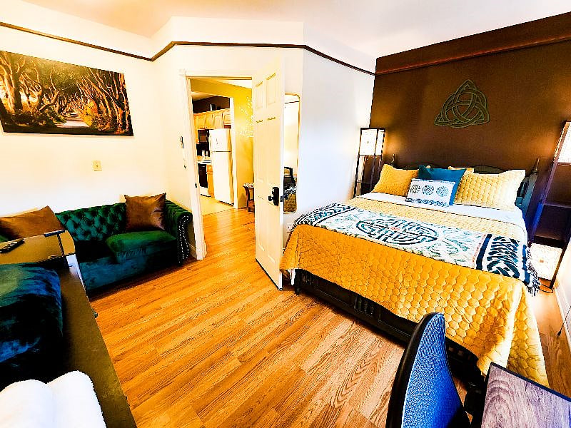 ROOM 5/Celtic Room (@Property 2 - Near Capitol, Downtown Harrisburg) available 6/7 -- $1580/month (CASH price)