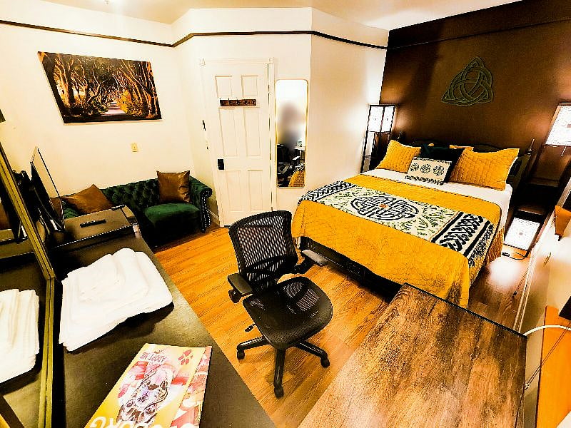 ROOM 5/Celtic Room (@Property 2 - Near Capitol, Downtown Harrisburg) available 6/7 -- $1580/month (CASH price)