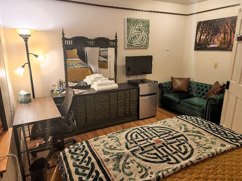 ROOM 5/Celtic Room (@Property 2 - Near Capitol, Downtown Harrisburg) available 6/7 -- $1580/month (CASH price)