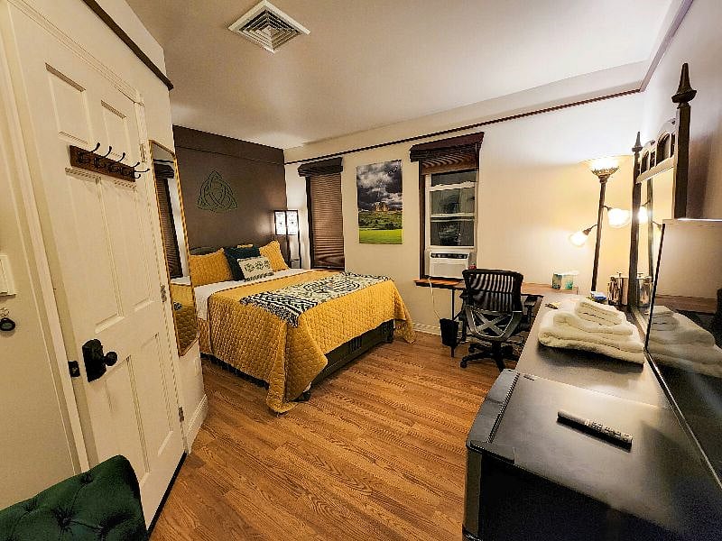 ROOM 5/Celtic Room (@Property 2 - Near Capitol, Downtown Harrisburg) available 6/7 -- $1580/month (CASH price)