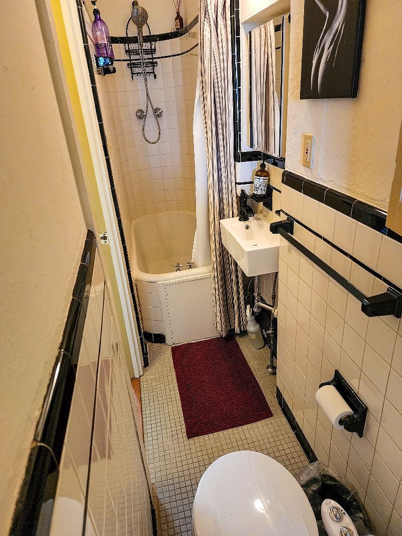 SUITE 6/Victorian Wonderland (@Property 2 - Near Capitol, Downtown Harrisburg; whole place; private floor with private bathroom and private kitchen); available 6/17 -- $1950/month (CASH price)