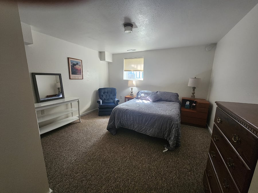 2nd bedroom with queen size bed