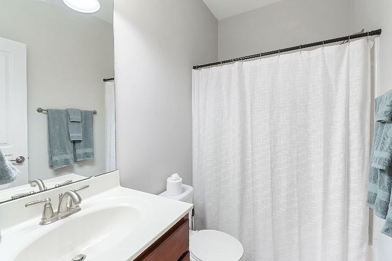Unit 1 Bathroom (SL 276 Studio)