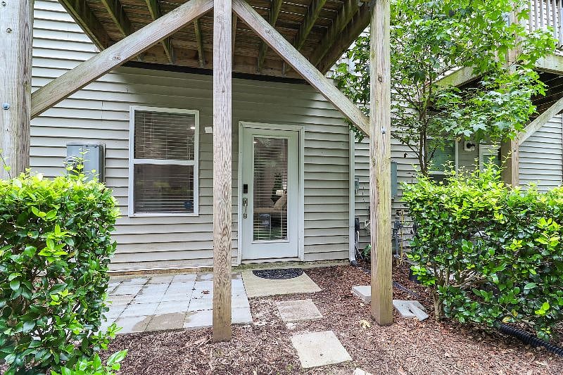 Unit 1 and Unit 3 Exterior Entrance. This is Unit 1 Entrance but Unit 3 is similar and has a better lake view (SL 276 Studio)