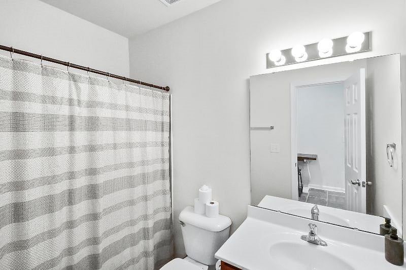 Unit 2 Bathroom. (SL 128 Studio)