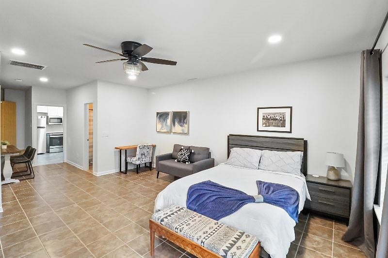 Unit 2 foyer. (SL 128 Studio)
