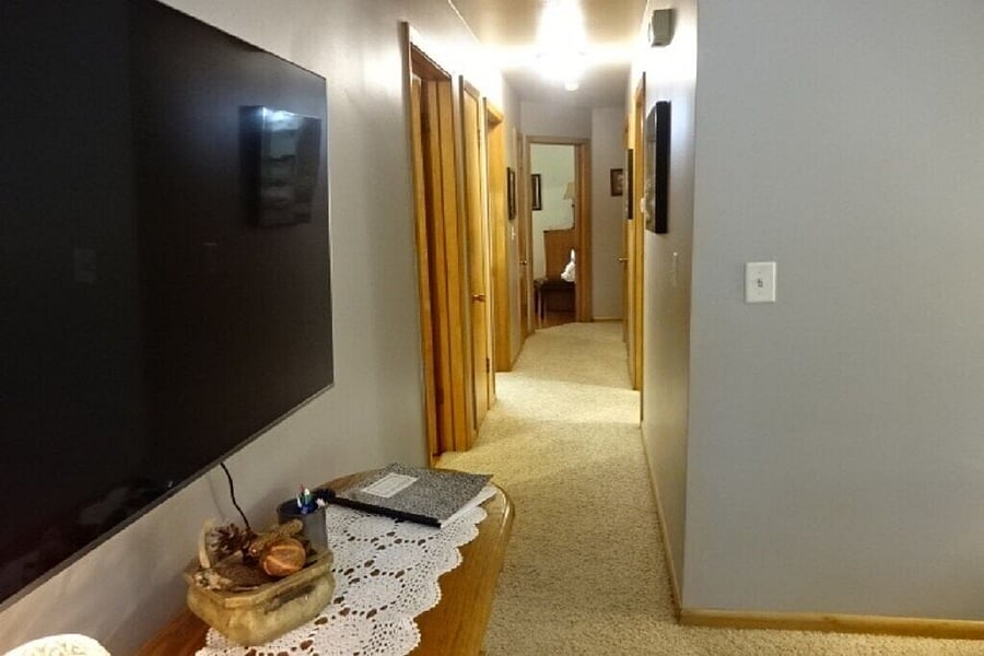 Hall to bathroom and bedrooms
