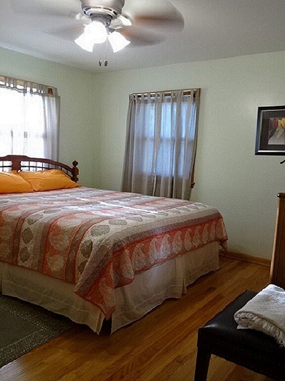 2nd bedroom with queen size bed
