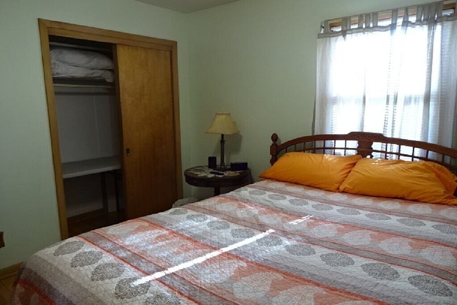 2nd bedroom with queen bed not an adjustable bed