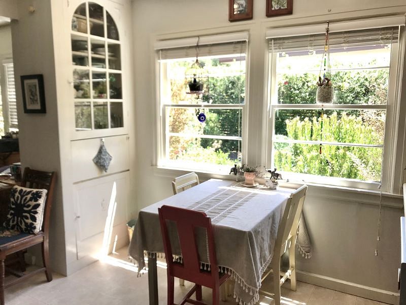 Kitchen eating area