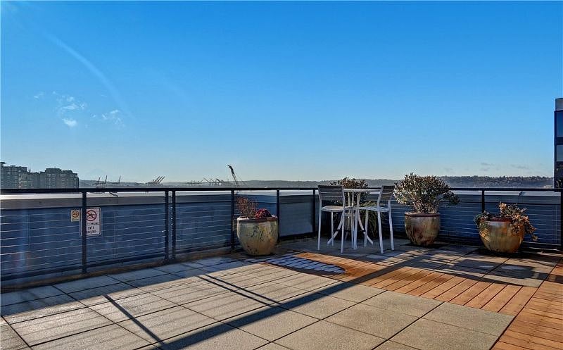 Gorgeous waterfront view w/ rooftop BBQ