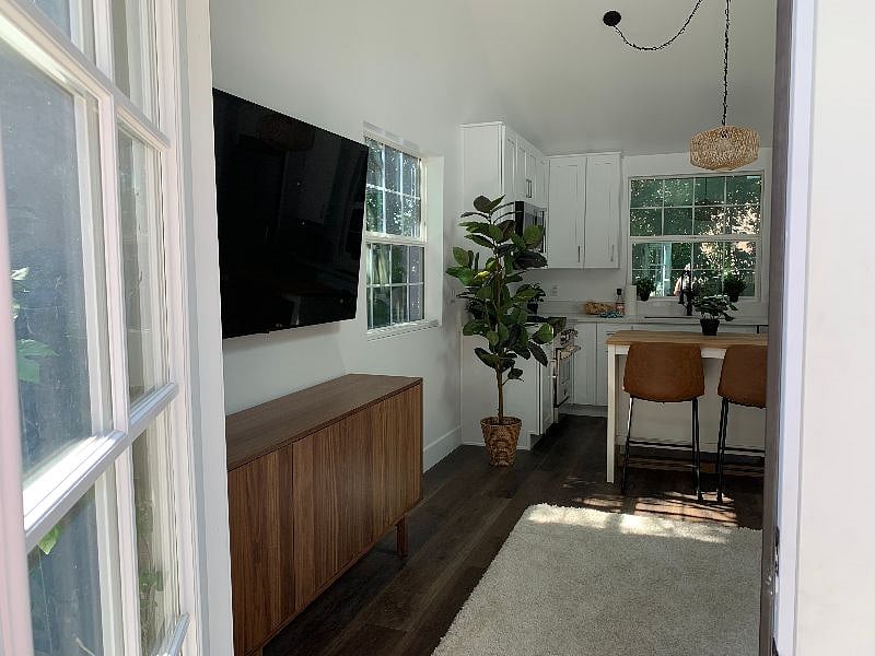 TV with Netflix, Hulu, Apple+, Disney+