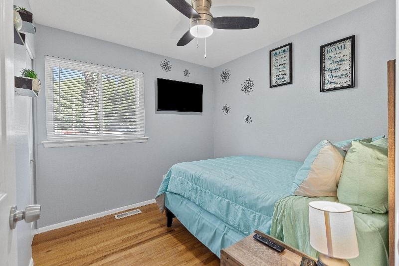 Full size bed in 2nd bedroom