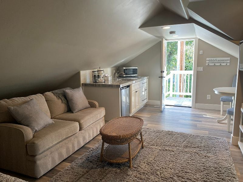 Furnished Finder property 403569_2 photo 2