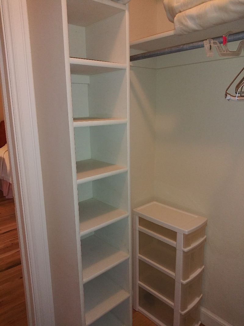 Queen bedroom walk-in closet