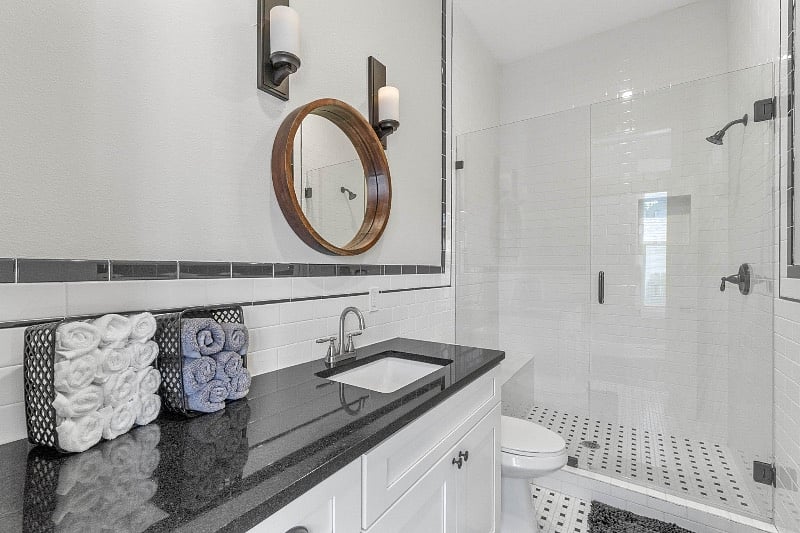 Shared bathroom for both secondary bedrooms