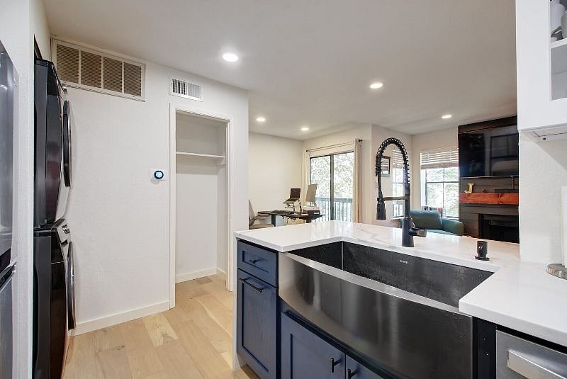 Furnished Finder property 403937_1 photo 12