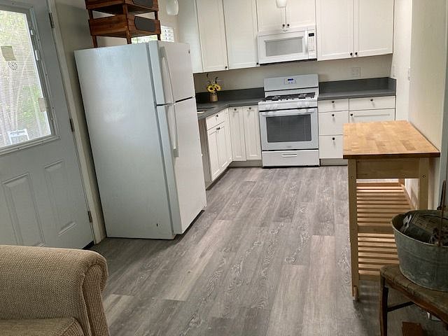 Full Kitchen w/dishes, cookware and utencils