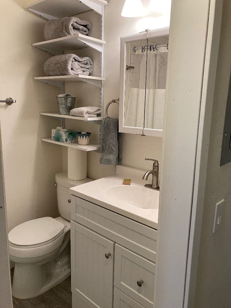 Full Bath with skylight