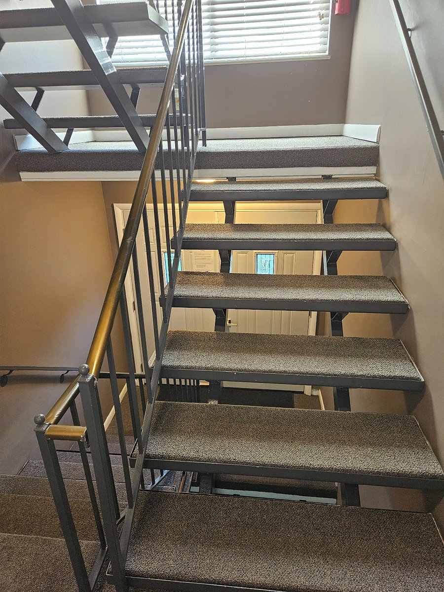 Building steps to Unit door