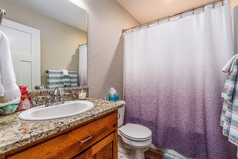 Shared bathroom for bedroom 2 and 3