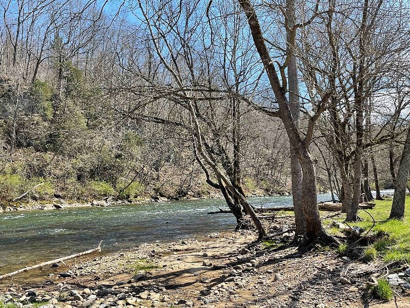 The scenic Watauga River is just 5 blocks down the road.