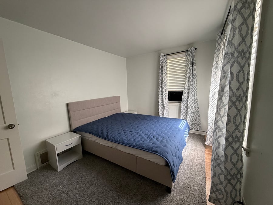 Bedroom with queen size bed and 2 side tables 