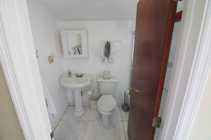 Full bright and clean full bathroom. 